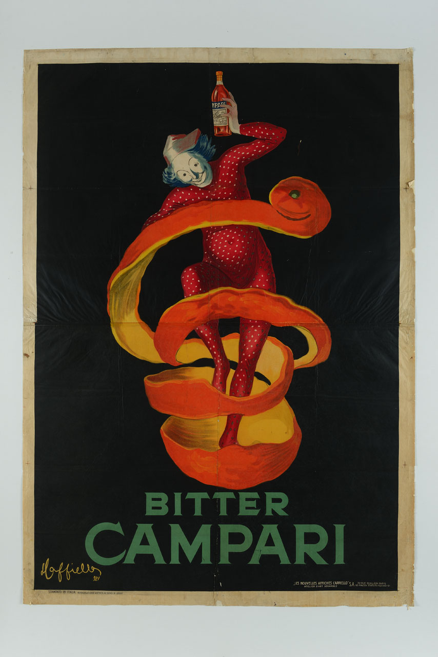 giullare vestito di rosso tiene in mano una bottiglia mentre attorno è circondato da una buccia di arancio (manifesto) di Cappiello Leonetto (sec. XX)
