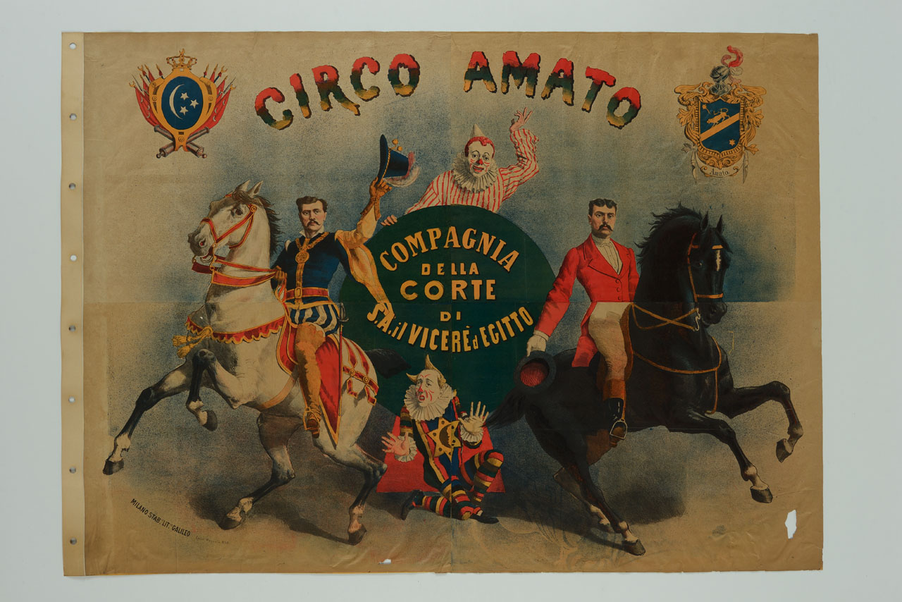 due uomini a cavallo ai lati di un cerchio verde, con le indicazioni della compagnia circense, dal quale in alto e in basso spuntano due clowns; in alto gli stemmi del Vicereame d'Egitto e della nobile famiglia Amato (manifesto) - ambito italiano (sec. XIX)