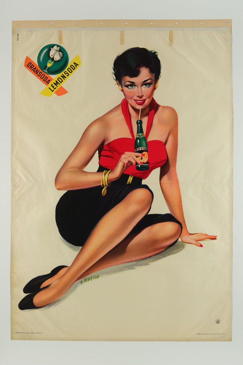 ragazza seduta tiene una bottiglietta di aranciata ; in alto due teste bevono con la cannuccia da un bicchiere (manifesto) di Mosca Franco (sec. XX)