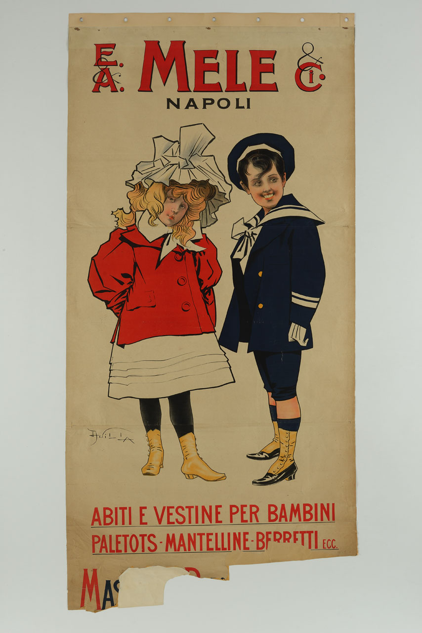 una bambina con vestitino, cappellino bianchi e cappottino rosso a fianco di un bambino sorridente con abito e berretto da marinaretto (manifesto) di Villa Aleardo (secc. XIX-XX)