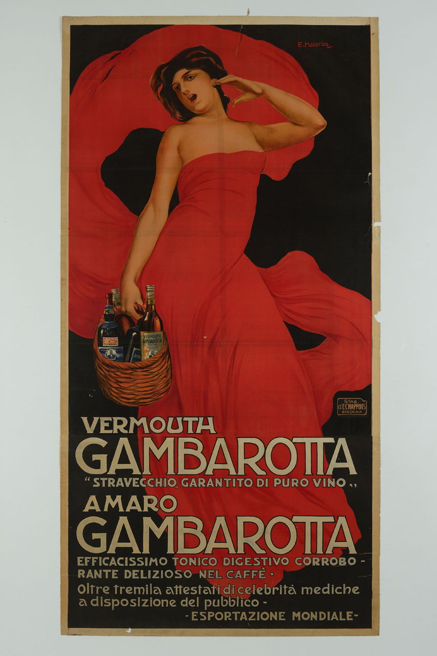 donna con vestito lungo rosso, il cui strascico avvolge la sua figura, tiene in mano un cestino con bottiglie di liquori Gambarotta (manifesto) di Malerba Emilio (sec. XX)