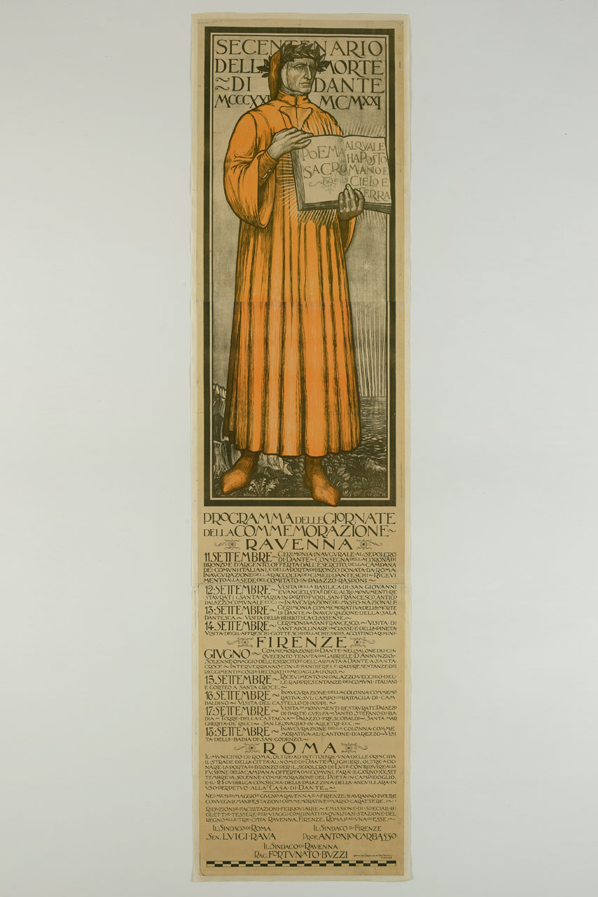 Dante Alighieri in piedi con abito ocra tiene aperto un libro con espliciti riferimenti letterari alla Divina Commedia (manifesto) di Chini Galileo (sec. XX)