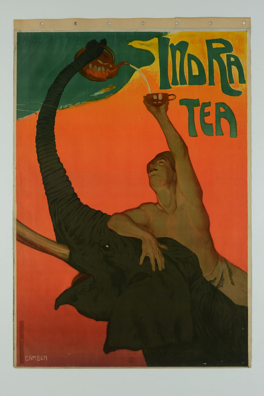 un uomo steso sul dorso di un elefante allunga la mano con cui tiene una tazza rossa, nella quale la poboscide versa da una teiera il tè (manifesto) di Cambon Glauco (sec. XX)