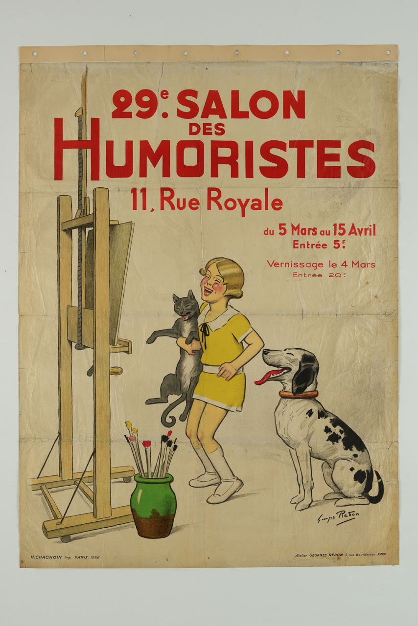 una bambina con vestitino giallo e gote rosse ride insieme al suo gatto grigio, che tiene in braccio, e al suol cane dalmata, che le sta a fianco, davanti ad un cavalletto da pittore; a terra un vaso con pennelli colorati (manifesto) di Redon Georges (sec. XX)