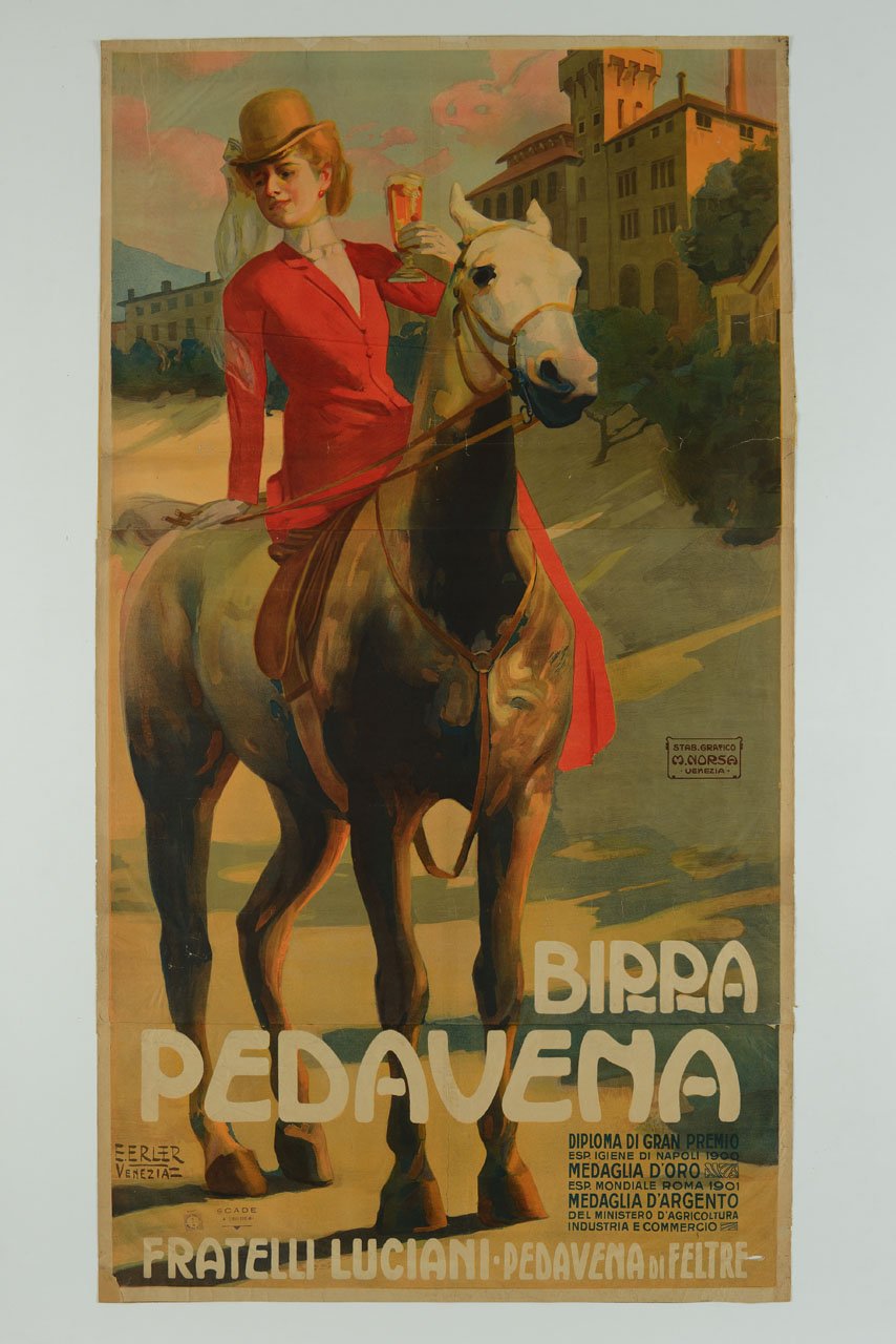 donna elegantemente vestita con cappotto rosso e cappello a bombetta giallo con velo, seduta sul dorso di un cavallo tiene in mano un bicchiere di birra; sullo sfondo la fabbrica di birra Pedavena (manifesto) di Erler Erich (sec. XX)