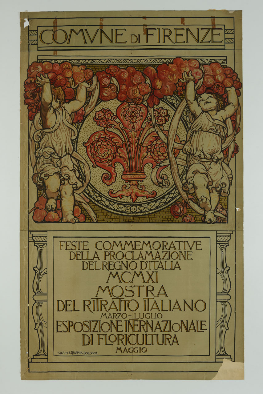 l'immagine è concepita come un elemento decorativo, sostenuto da due baluastre, decorato a bassorilievo con il giglio di Firenze entro tondo, con putti ai lati a sostegno di un natro di fiori, su sfondo a mosaico (manifesto) di Chini Galileo - ambito italiano (sec. XX)