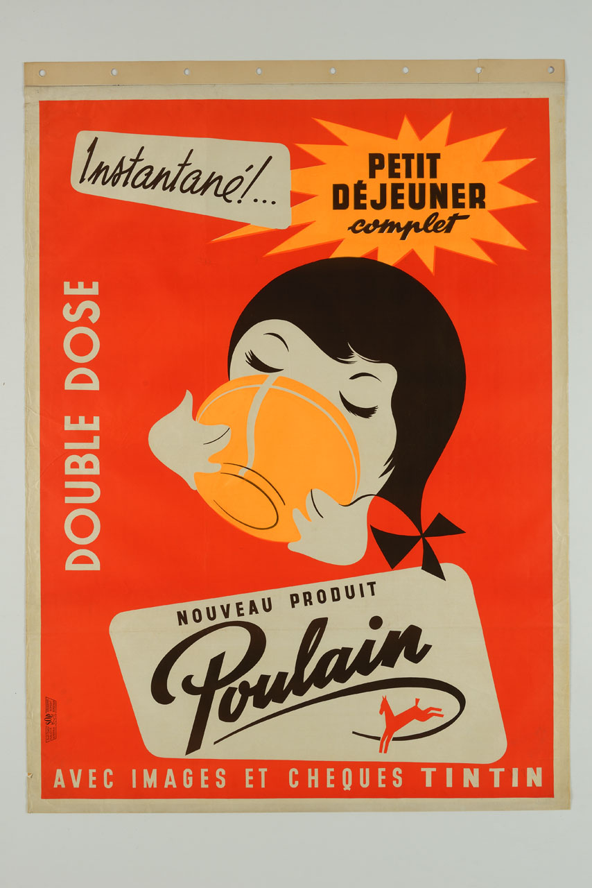 volto di bambina stilizzato con capelli neri e codina parzialmente coperto da una scodella arancione tenuta con la mani; in basso lo stemma della cioccolata Poulain (manifesto) - ambito francese (sec. XX)