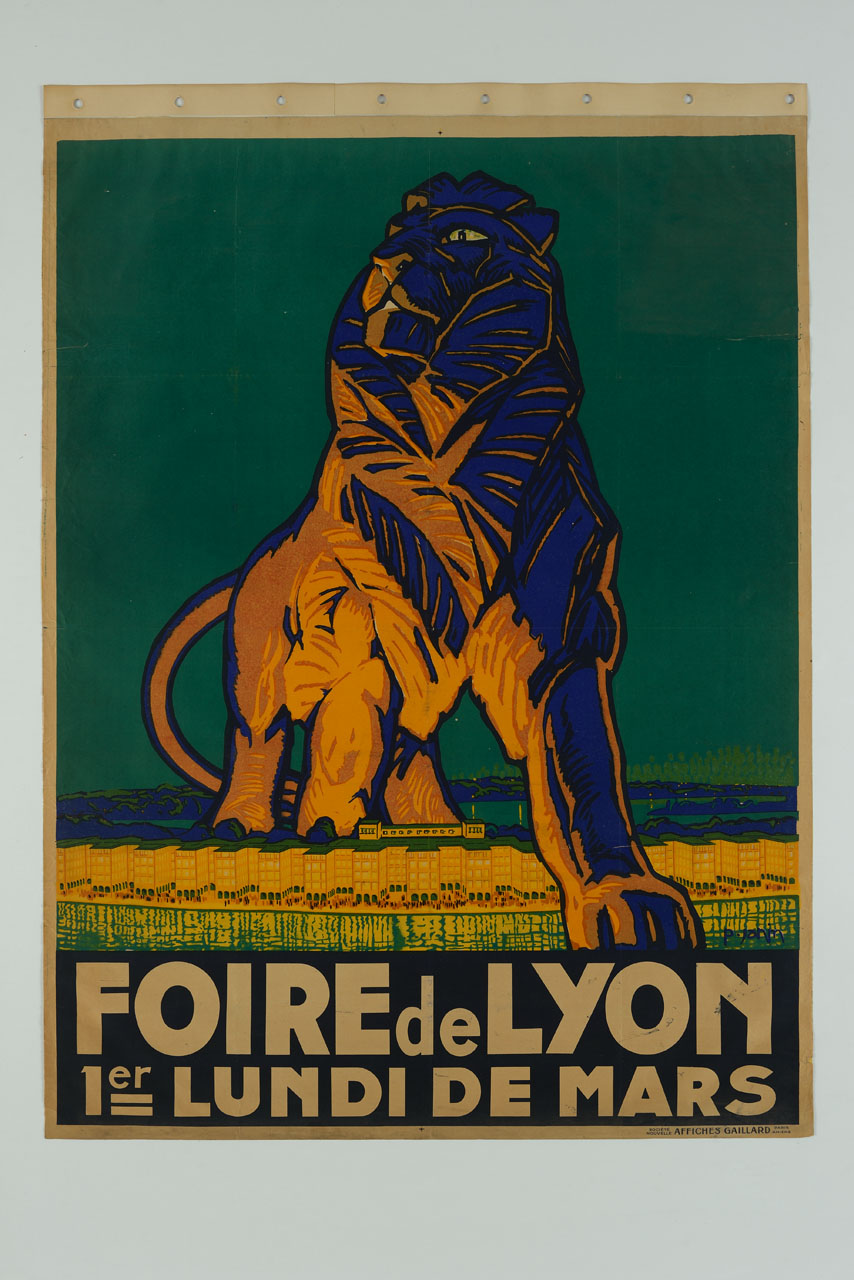 il leone, simbolo della città di Lione, sovrasta il complesso della fiera cittadino, denominato a pettine per la sua forma (manifesto) di Janiin P (sec. XX)
