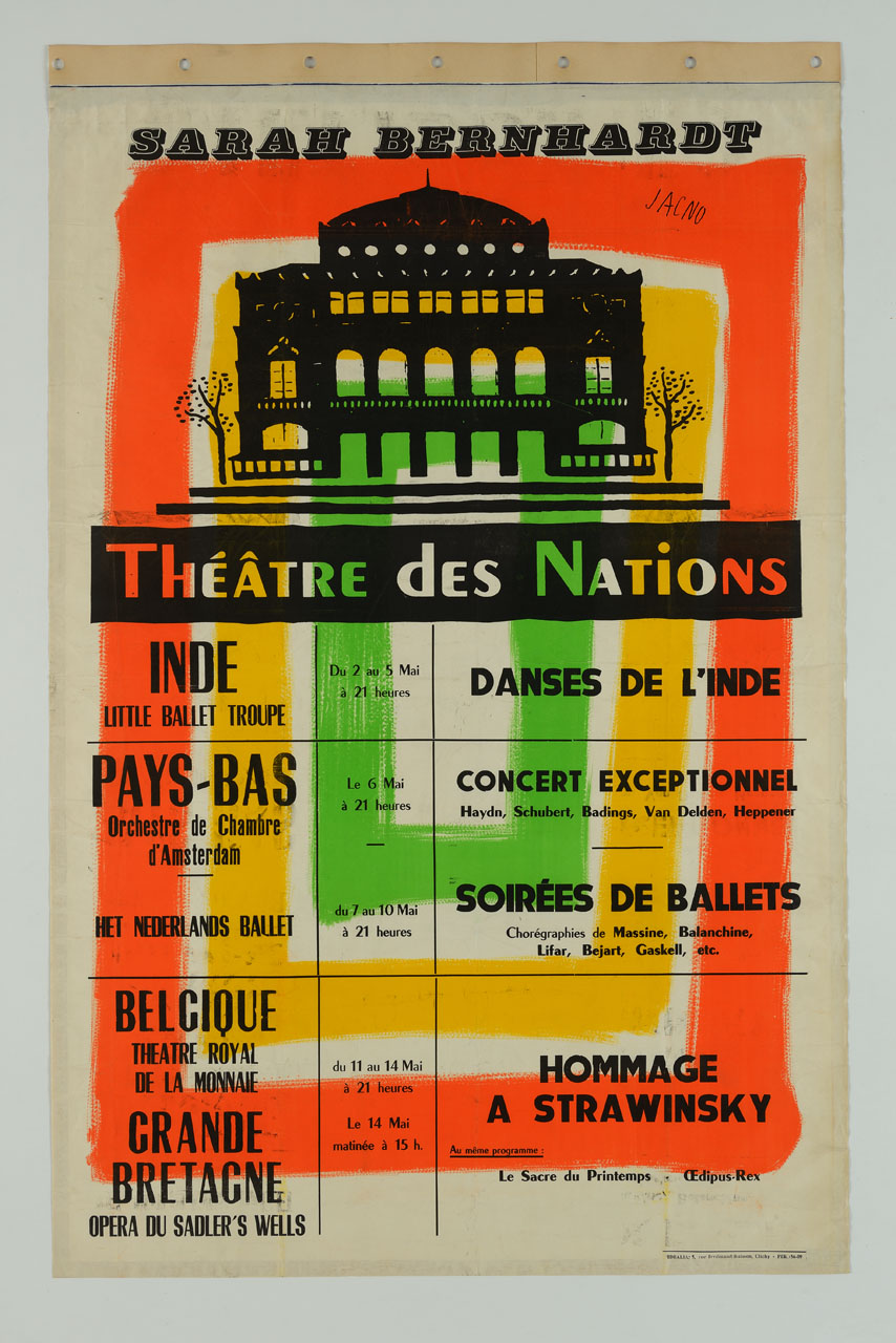 in alto la silhouette del Théâtre de la Ville per un periodo intitolato a Sarah Bernhardt, in basso il programma di maggio; lo sfondo sono tre rettangoli concentrici di colore rosso, giallo e verde (manifesto) di Jacno Marcel (sec. XX)