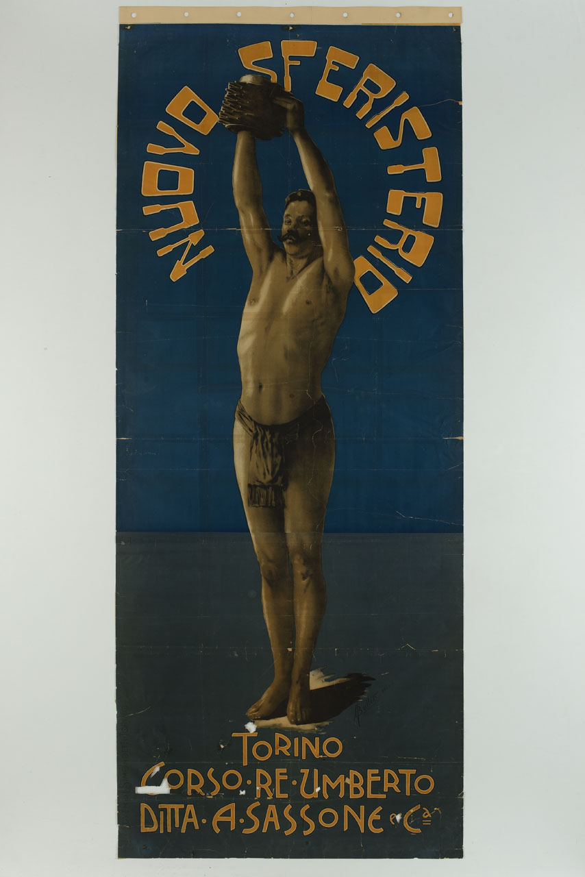 il pallonista Antonio Agostinelli, vestito con perizoma in posizione allungata e brracciale di noce e palla, sta per sferzare il suo lancio (manifesto) di Butteri A - ambito italiano (sec. XX)