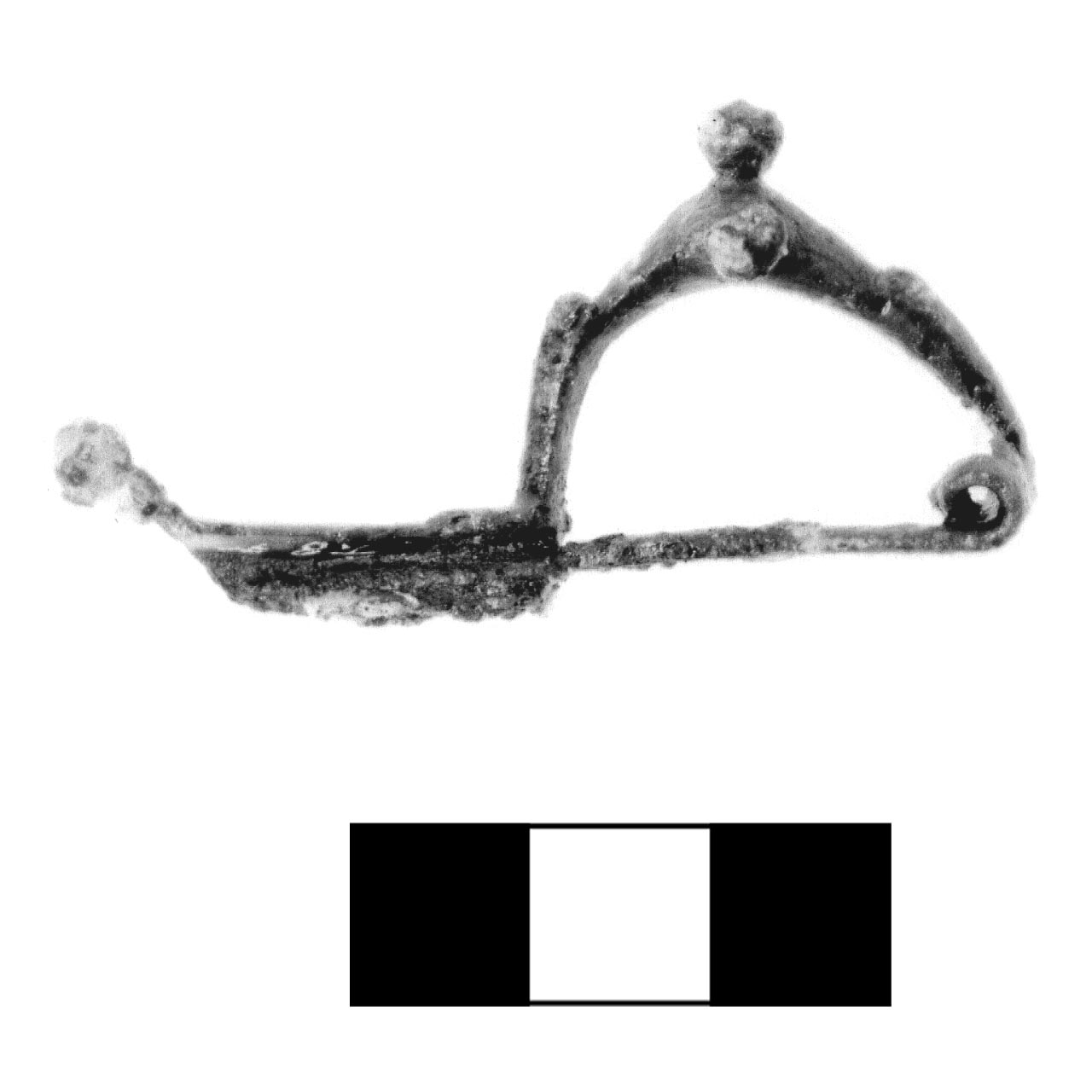 fibula a tre bottoni - fase Piceno IV A (sec. VI a.C)