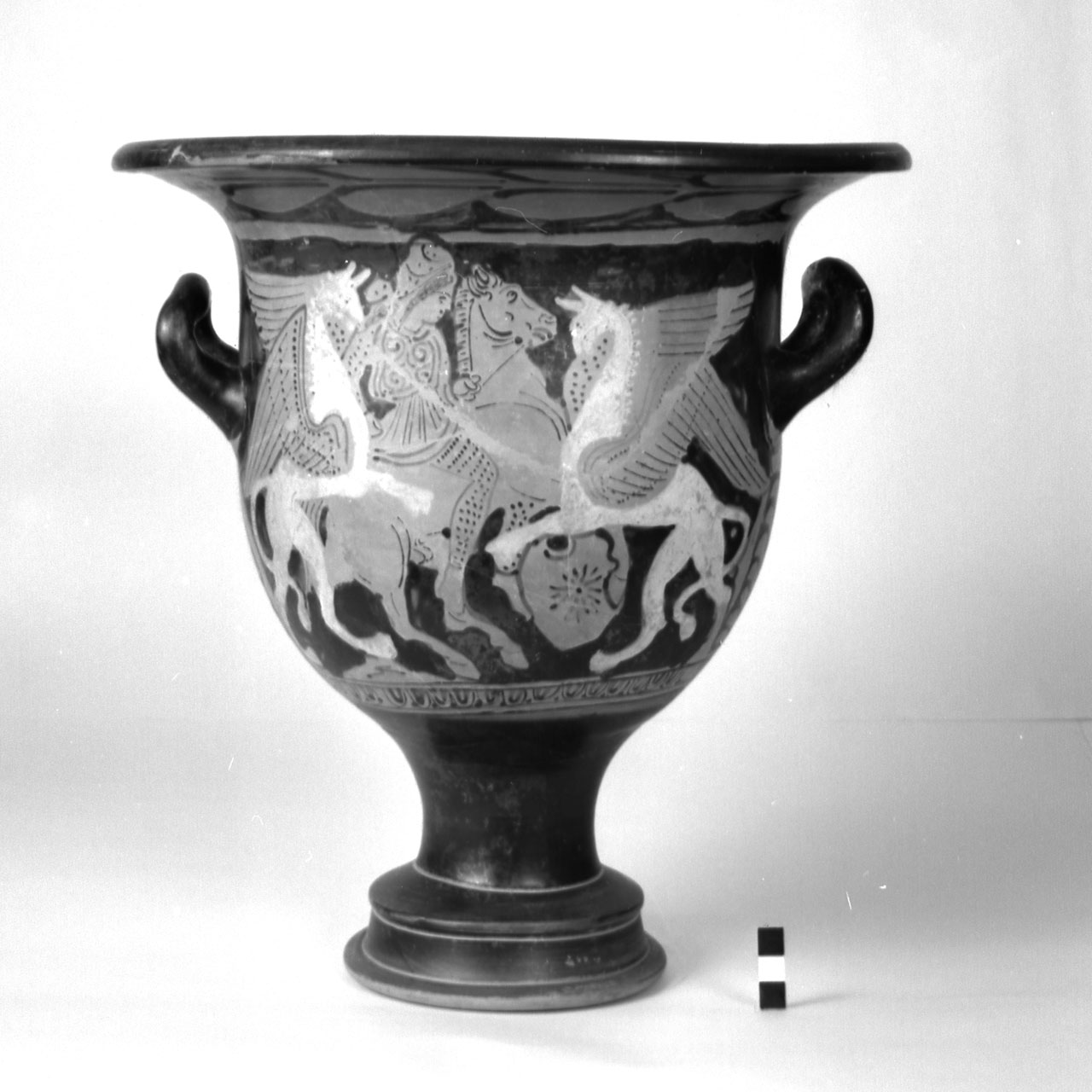 cratere a campana di Pittore di Filottrano (secondo quarto sec. IV a.C)