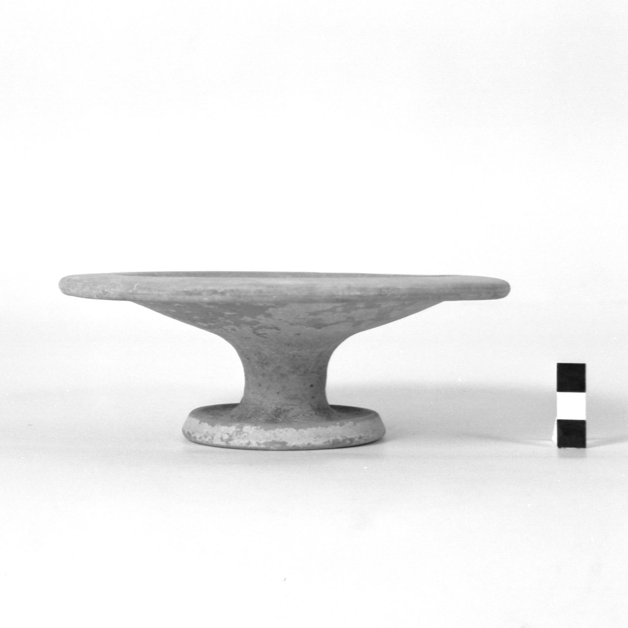 piattello su piede - fase Piceno V (secc. V - IV a.C)