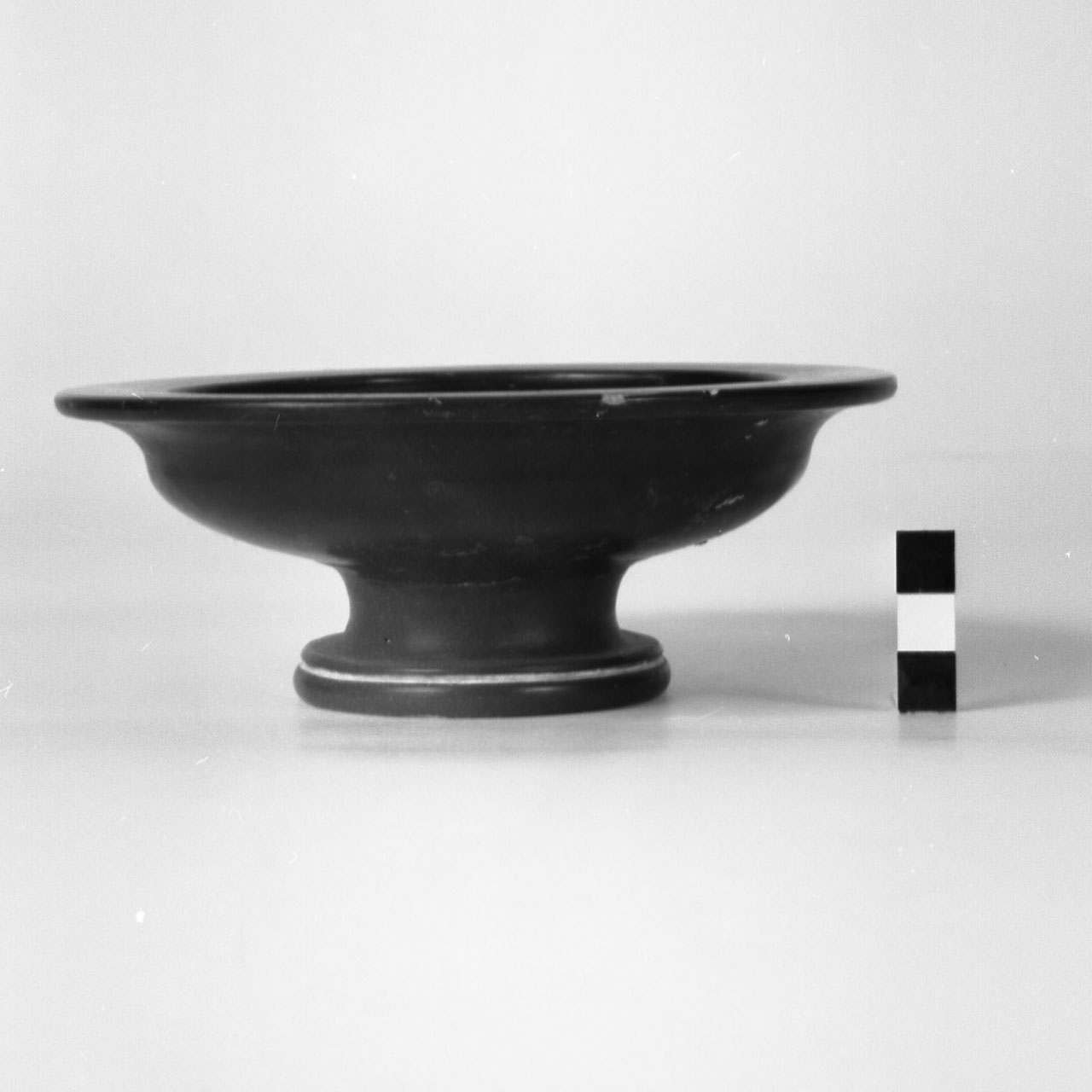 piattello su piede - produzione attica (inizio sec. IV a.C)