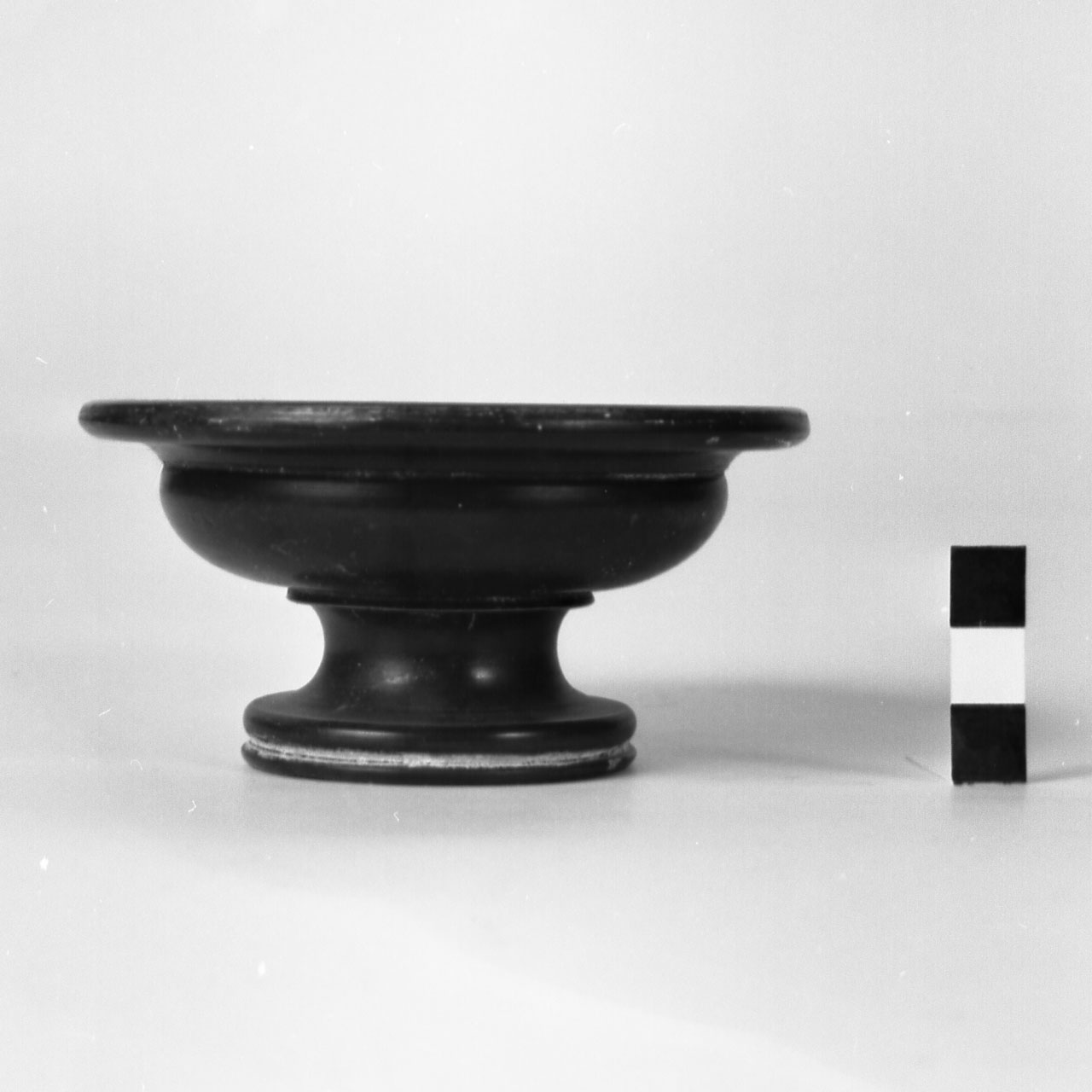 piattello su piede - produzione attica (inizio sec. IV a.C)