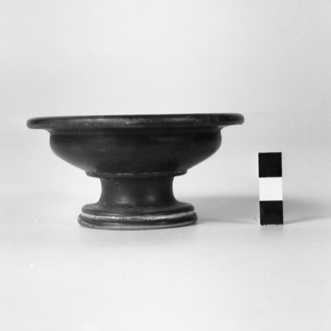 piattello su piede - produzione attica (inizio sec. IV a.C)