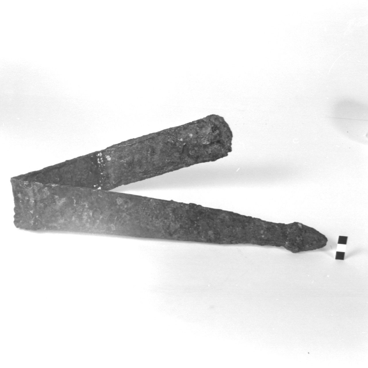 fodero di spada - fase Piceno VI (fine/inizio secc. IV - III a.C)