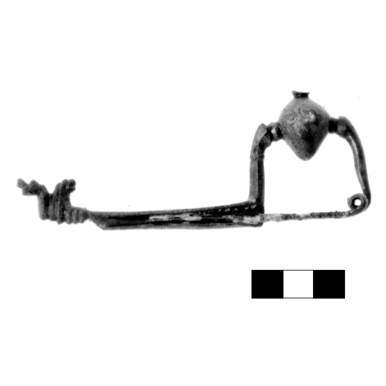 fibula a tre bottoni - fase Piceno IV A (sec. VI a.C)