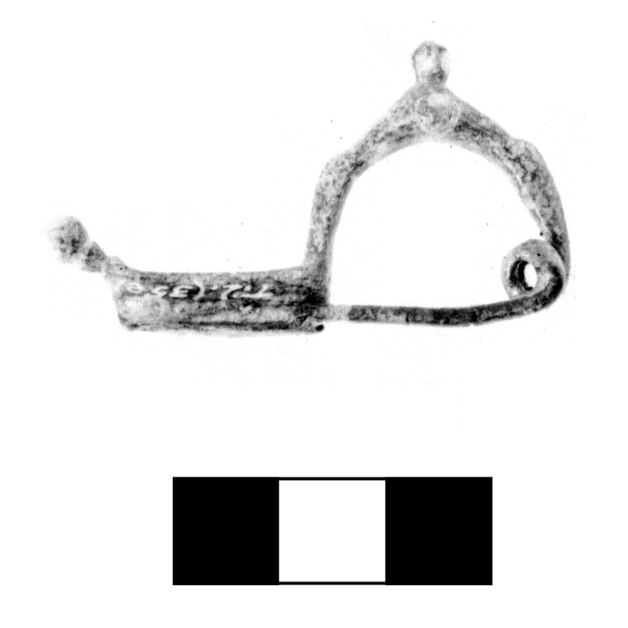 fibula a tre bottoni - fase Piceno IV A (sec. VI a.C)