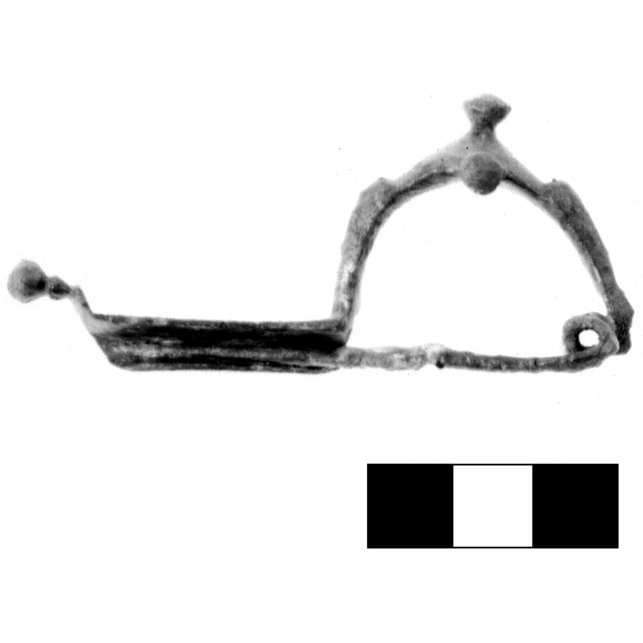 fibula a tre bottoni - fase Piceno IV A (sec. VI a.C)