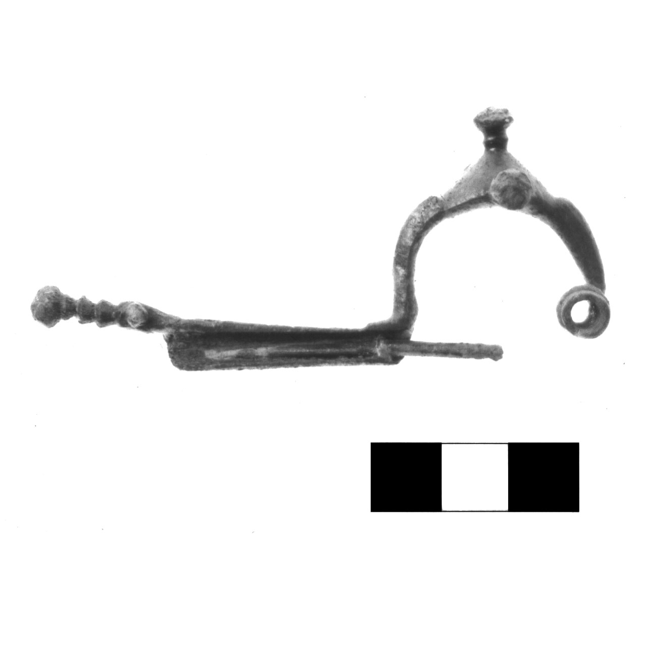 fibula a tre bottoni - fase Piceno IV A (sec. VI a.C)