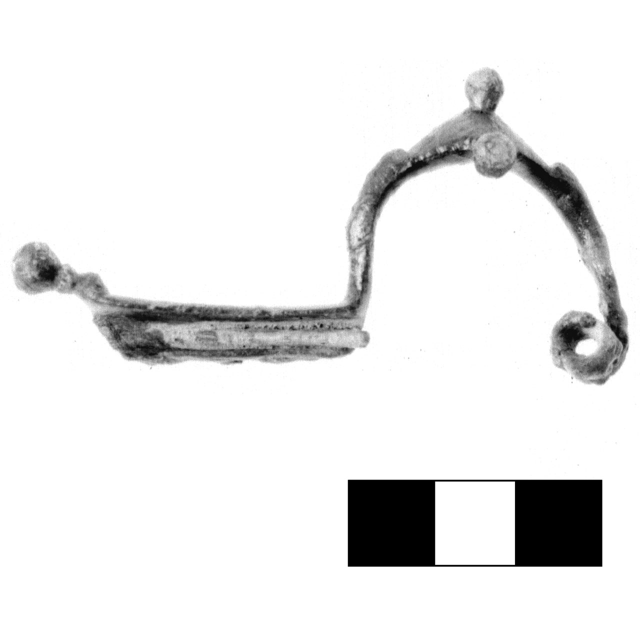 fibula a tre bottoni - fase Piceno IV A (sec. VI a.C)