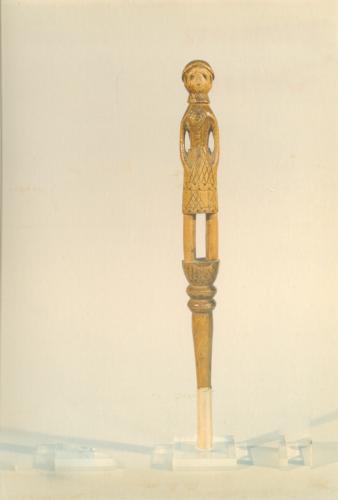 figura femminile (conocchia, conocchie, strumenti da lavoro) - artigianato pastorale (sec. XX prima metà, da 1900 a 1949)