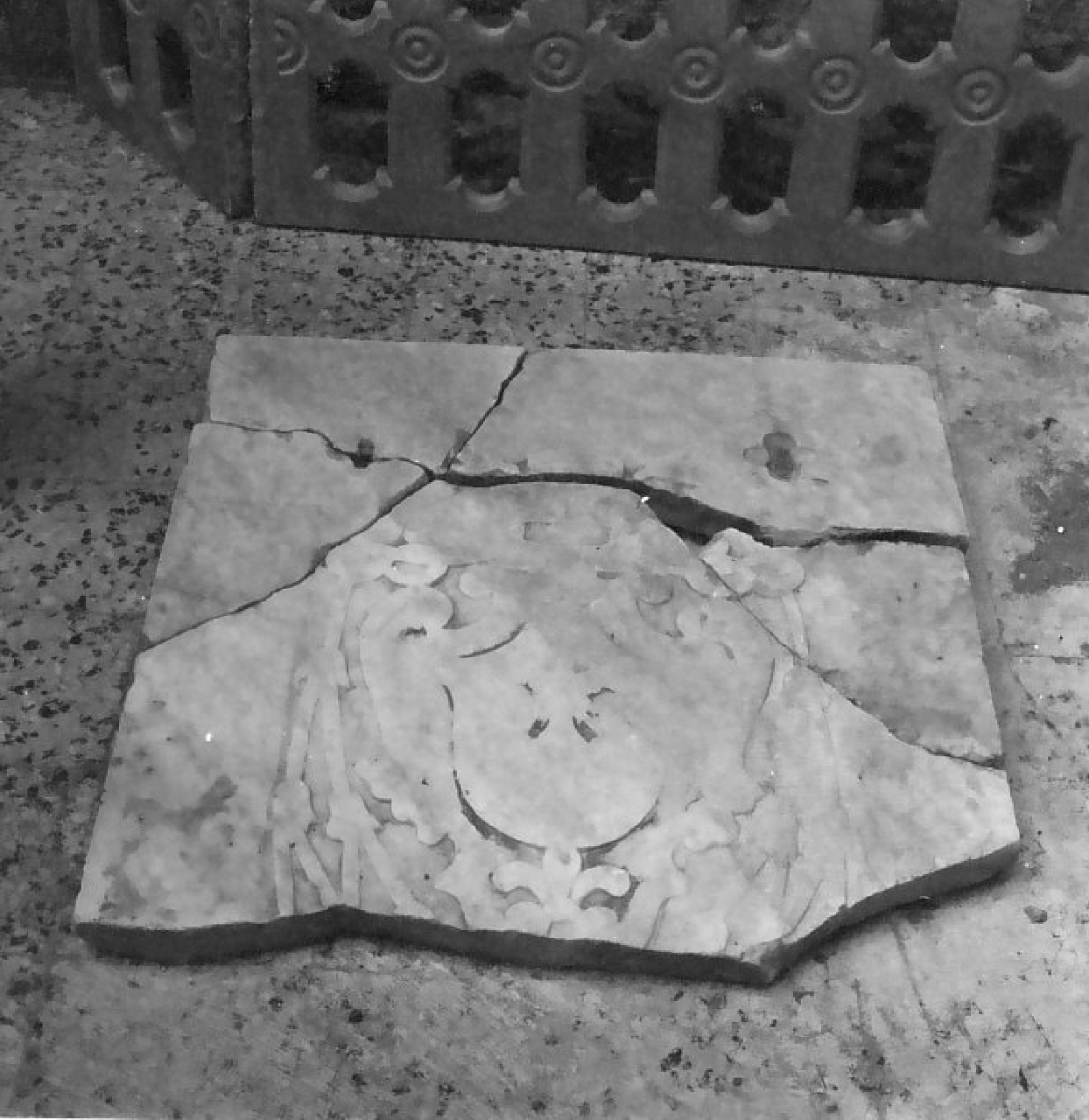 lastra tombale, frammento - bottega calabrese (sec. XVIII)