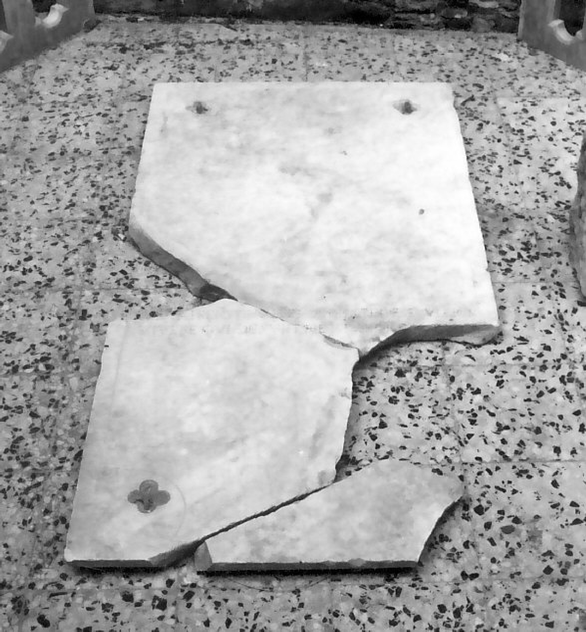 lastra tombale, frammento - bottega calabrese (sec. XVIII)