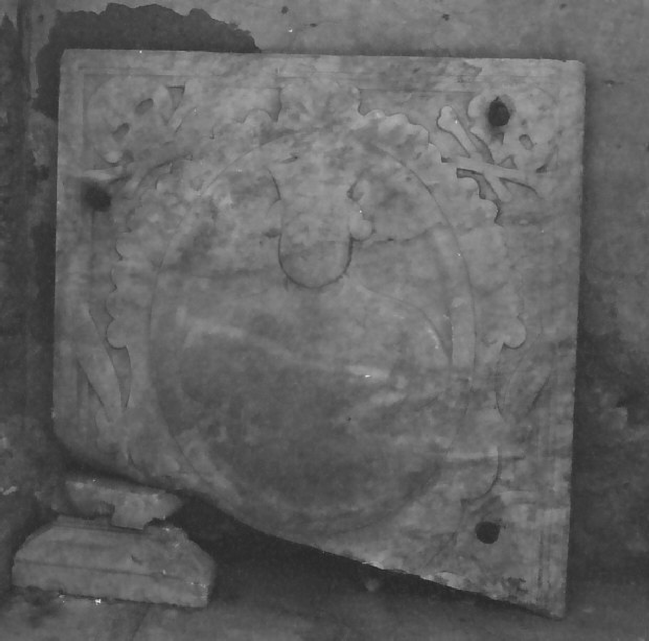 lastra tombale, frammento - bottega calabrese (fine/ inizio secc. XVII/ XVIII)