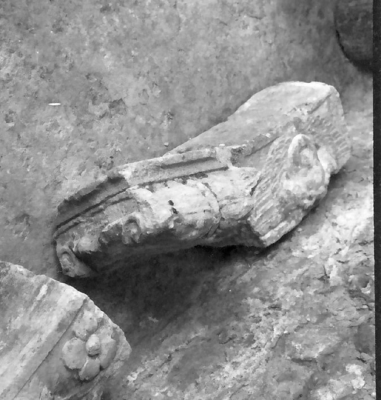 capitello, frammento - bottega calabrese (fine/ inizio secc. XVI/ XVII)