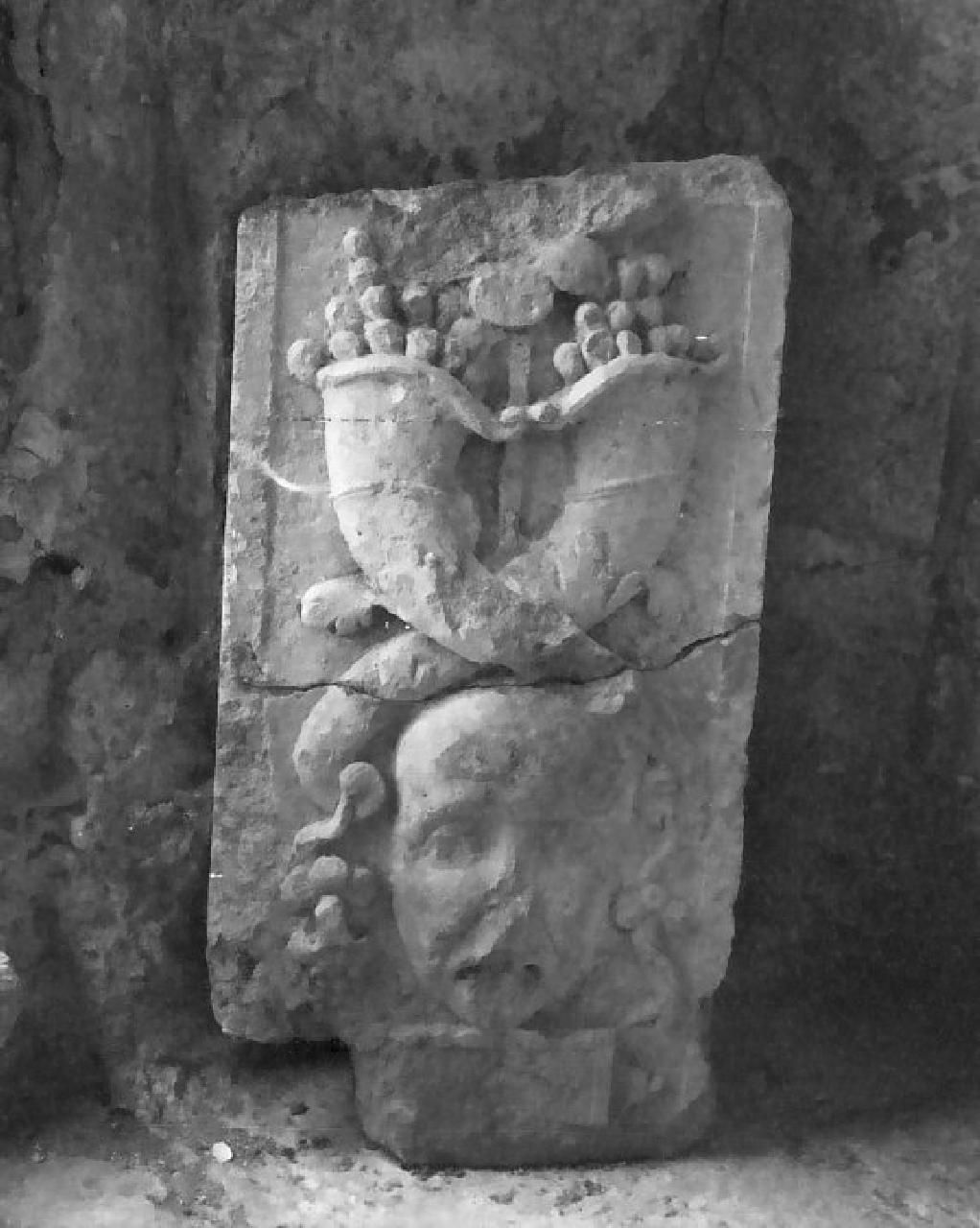 decorazione plastica, frammento - bottega calabrese (sec. XVI)