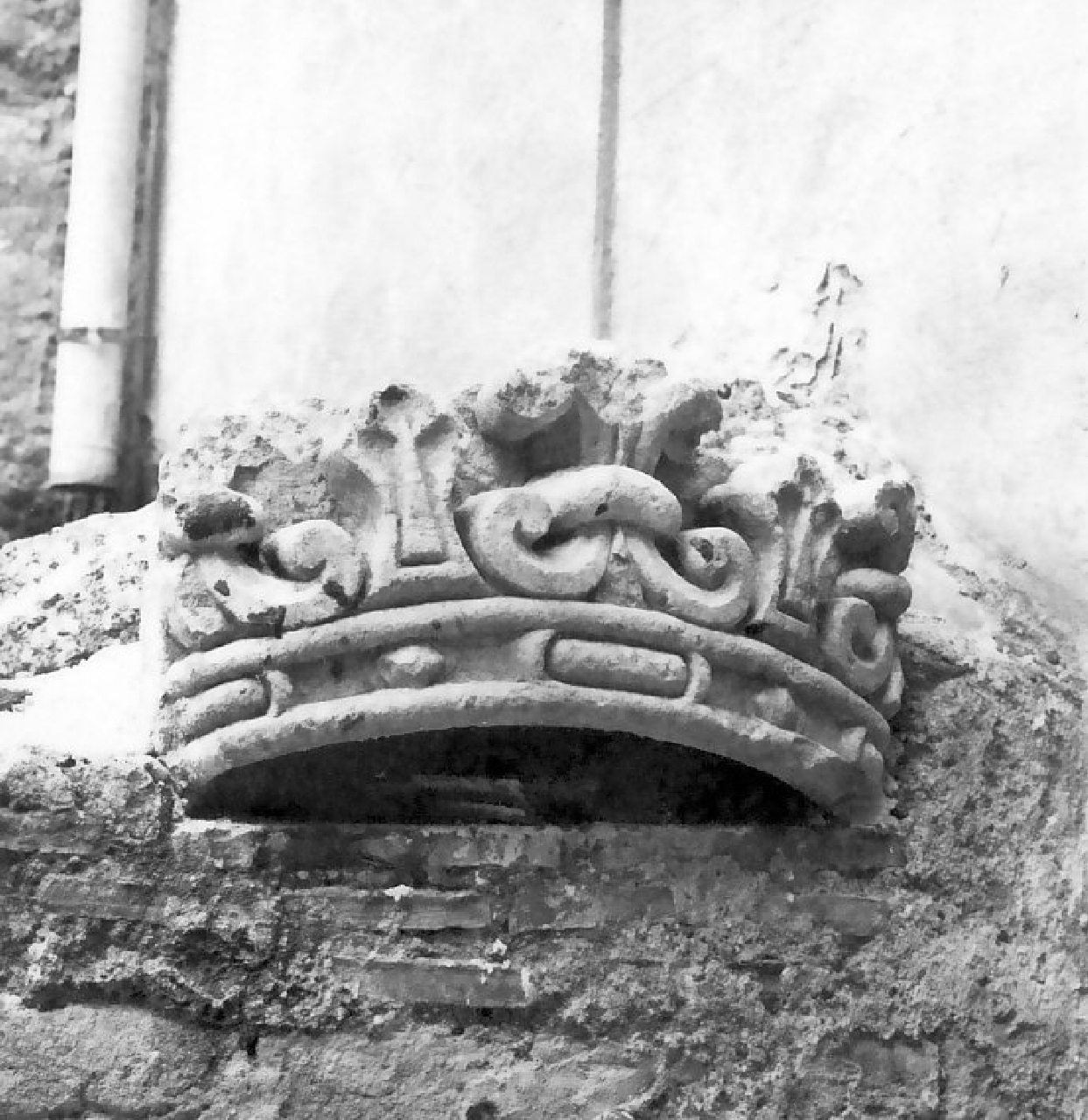 decorazione plastica, frammento - bottega calabrese (fine/ inizio secc. XVII/ XVIII)