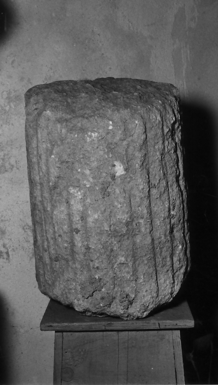 rocchio di colonna, frammento - bottega Italia meridionale (sec. XVIII)