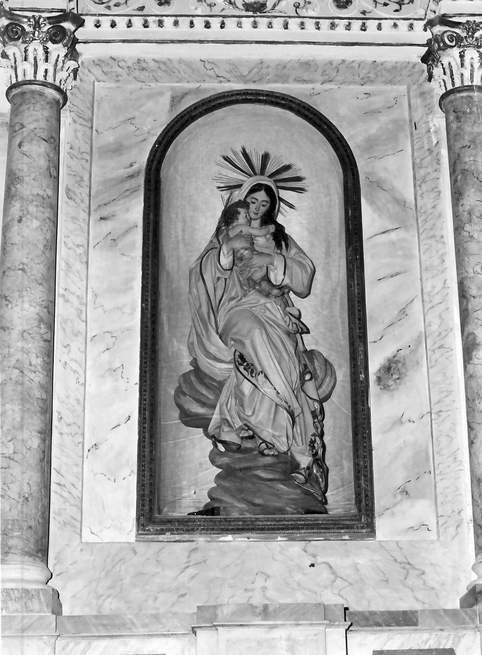 Madonna delle Grazie, Madonna con Bambino (statua, opera isolata) di Manzo Giuseppe (sec. XX)