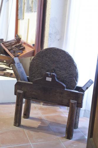 mola, utensili da falegname - bottega del falegname (sec. XX inizio)