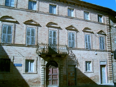 Palazzo Picchi (palazzo, nobiliare) - Rapagnano (FM)  <br>Condizioni d'uso: <a class='link-esterno' href='https://docs.italia.it/italia/icdp/icdp-pnd-circolazione-riuso-docs/it/v1.0-giugno-2022/testo-etichetta-BCS.html' target='_bcs'>Beni Culturali Standard (BCS)</a>