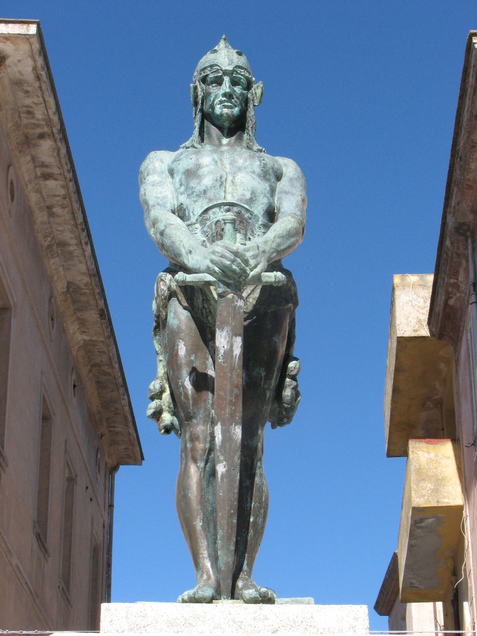 allegoria del soldato come eroe antico (monumento ai caduti - a cippo) di Sindoni Turillo (sec. XX)