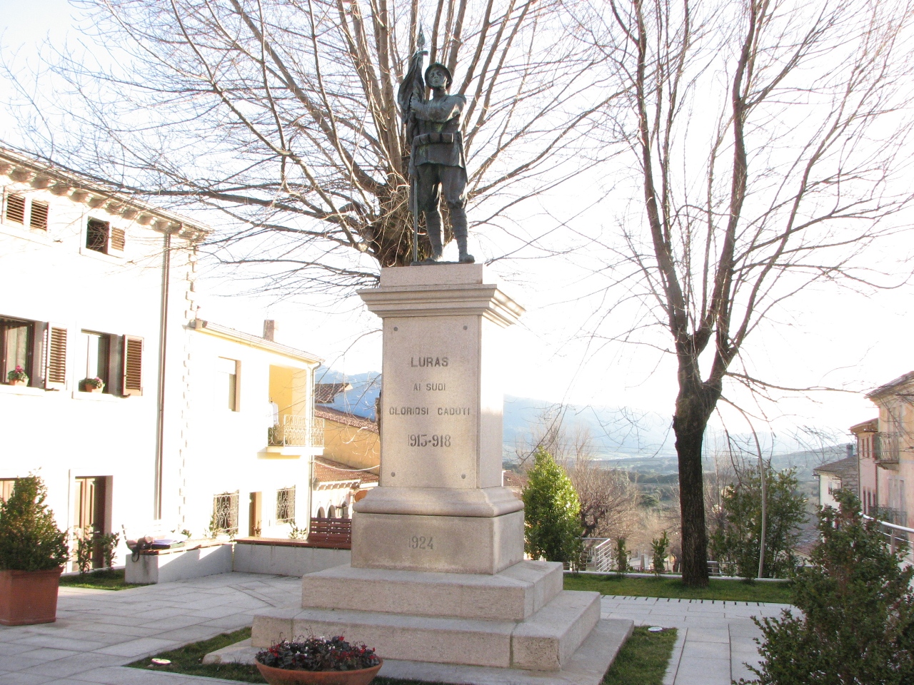 Figura di soldato che porta la bandiera (monumento ai caduti - a cippo)