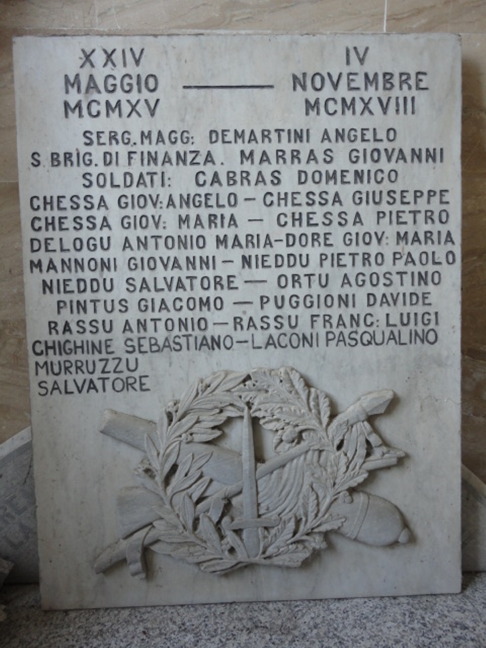 trofeo di armi (lapide commemorativa ai caduti) di Fucigna Alessandro (sec. XX)