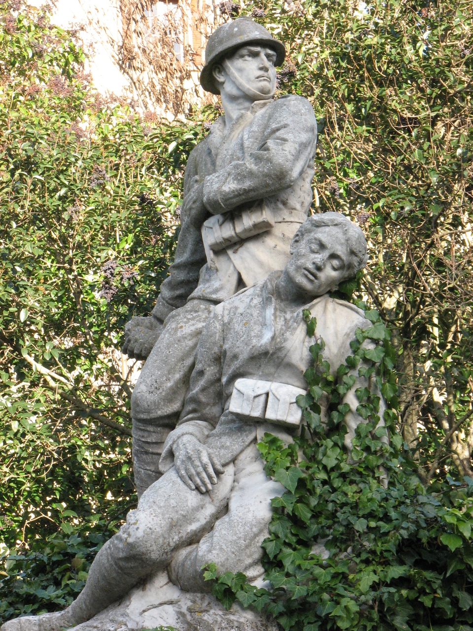Figure di soldati in combattimento (monumento ai caduti - a cippo)