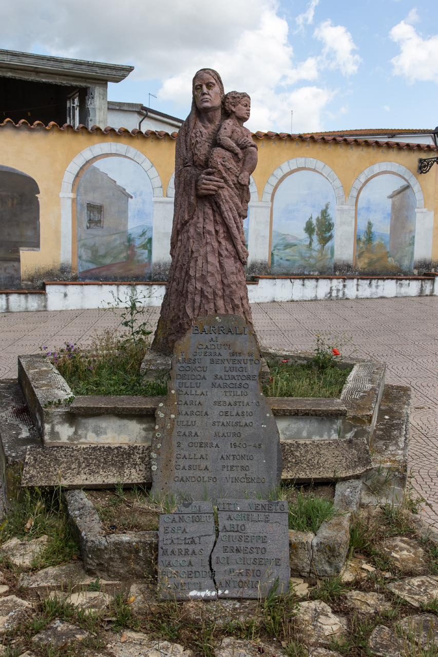 Madonna con Bambino (monumento ai caduti - a lapide) - ambito sardo (fine sec. XX)