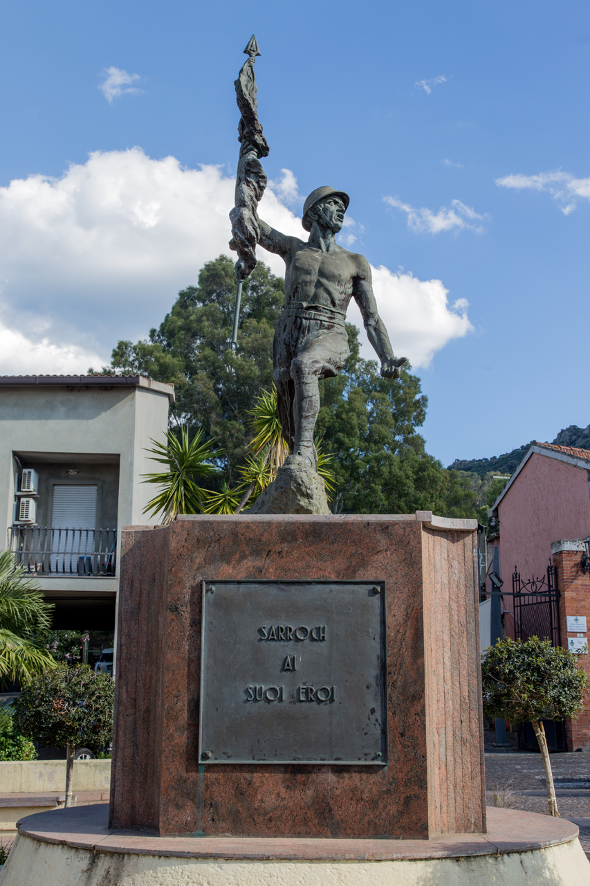 figura di soldato che porta la bandiera (monumento ai caduti - a cippo) - ambito italiano (fine sec. XX)