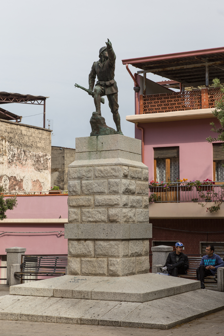 figura di soldato in combattimento (monumento ai caduti - a cippo) - ambito italiano (ultimo quarto sec. XX)