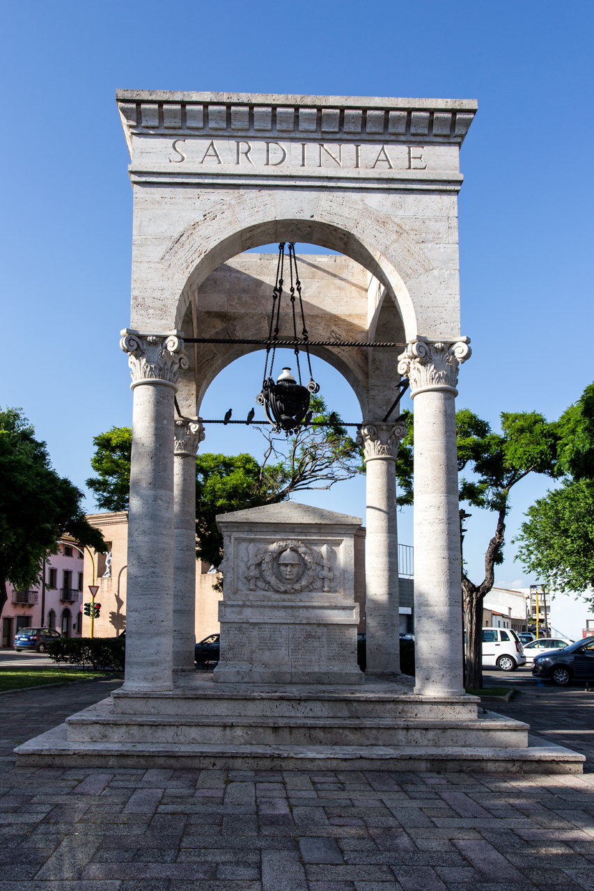 soggetto assente (monumento ai caduti - a tempietto) di Cova Davide (sec. XX)