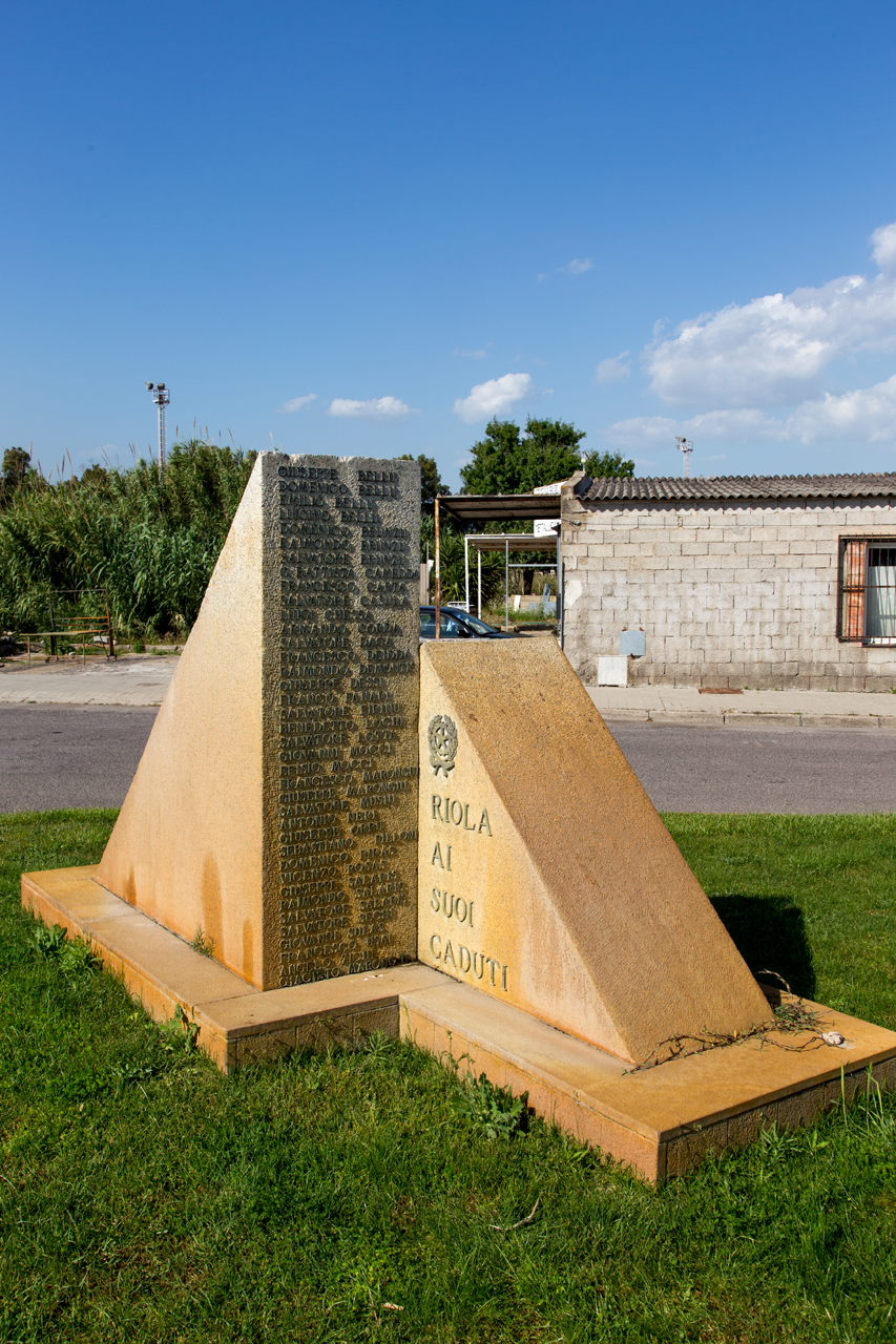 soggetto assente (monumento ai caduti - a stele) - ambito sardo (inizio sec. XXI)