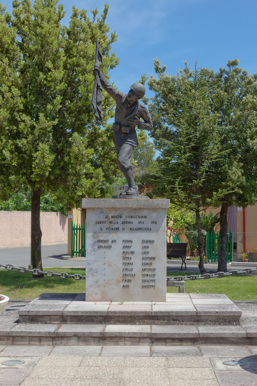 figura di soldato che porta la bandiera (monumento ai caduti - a cippo) - ambito sardo (fine sec. XX)
