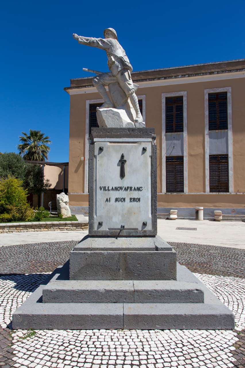 figura di soldato in combattimento (monumento ai caduti - a cippo) - ambito sardo (sec. XX)