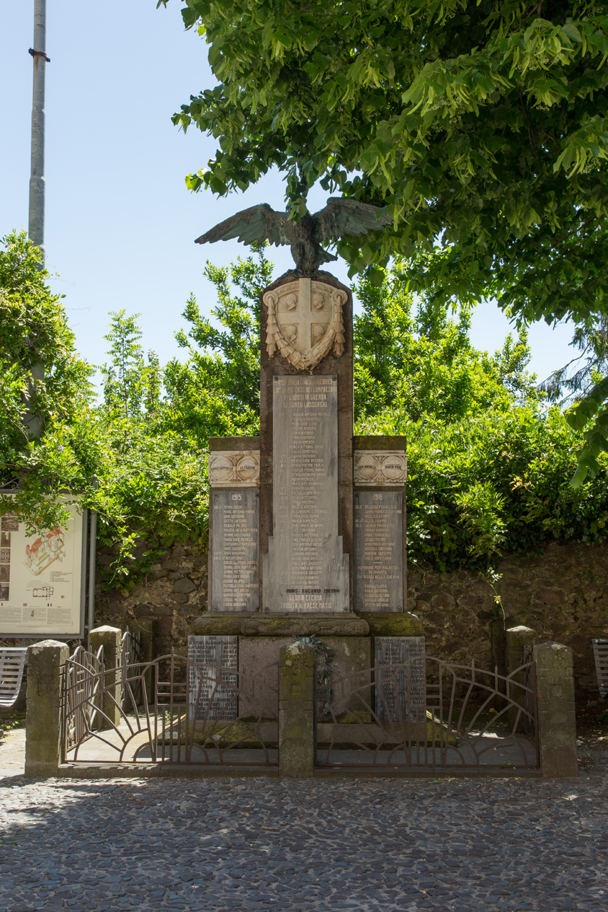 allegoria della Vittoria come aquila (monumento ai caduti - a stele) - ambito sardo (sec. XX)