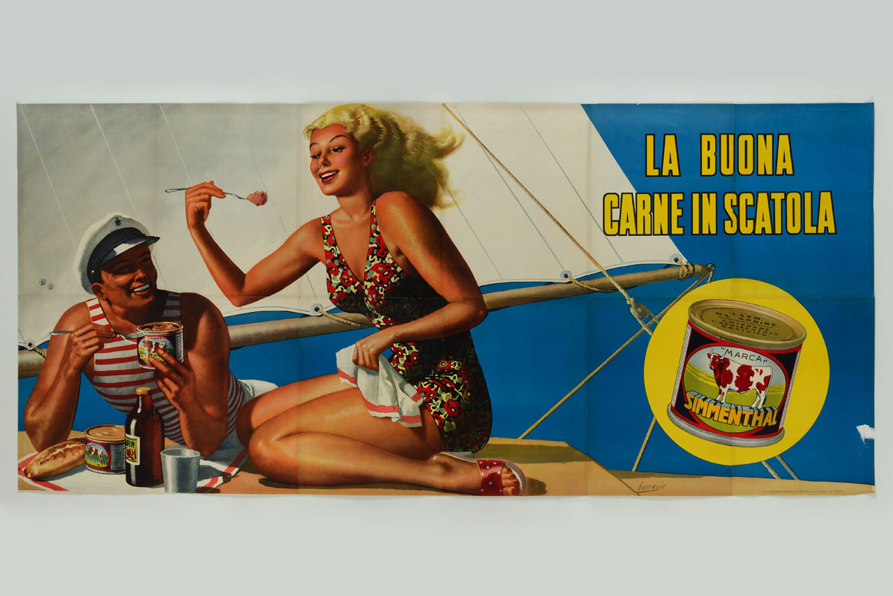 uomo e donna in costume da bagno mangiano carne in scatola su una barca a vela (manifesto, stampa composita) di Boccasile Gino (sec. XX)